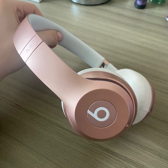Beats by Dre Solo Wireless 2 - Picture 1 of 3